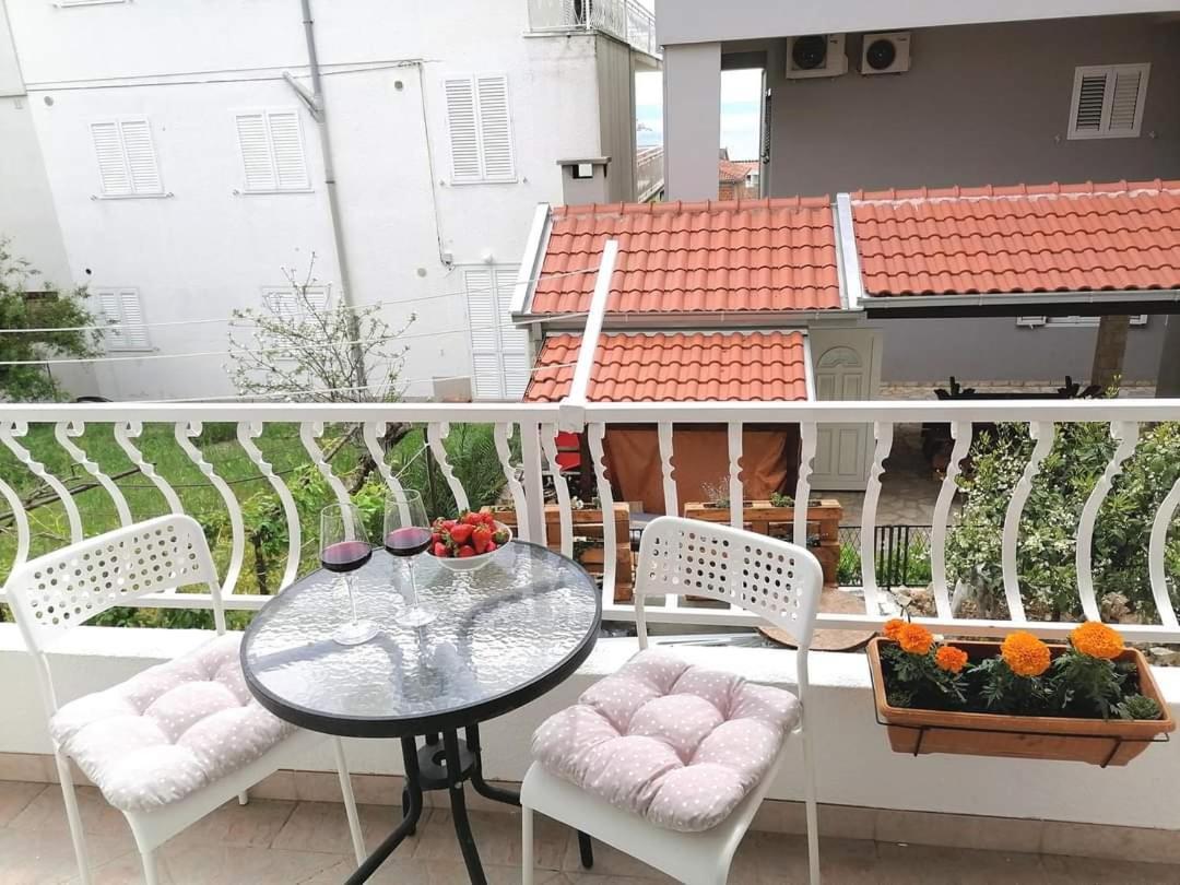 Отель Apartman Komadina Макарска Экстерьер фото
